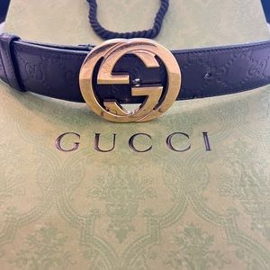 Authentic Signature Gucci belt Gold size 90
